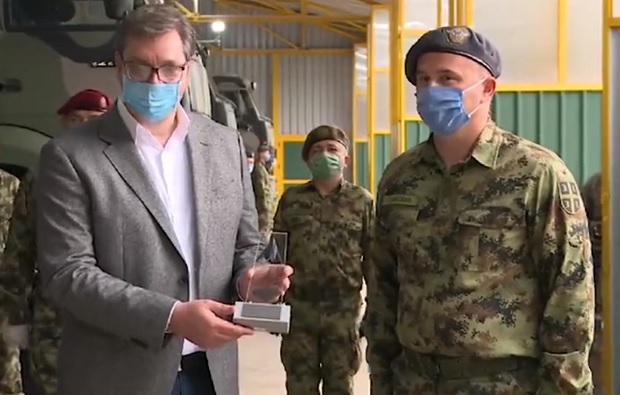 Председник Србије добио на поклон део америчког авиона Ф-117 који је срушен 27. марта 1999. године